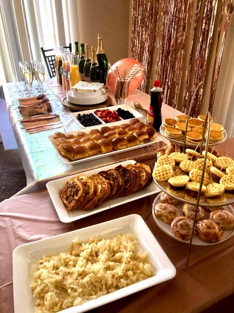 Mimosa And Breakfast Bar, Mimosa Brunch Food Ideas, Bachelorette Welcome Drinks, Mimosas And Brunch, Mimosa Bar At Home, Brunch Ideas Bachelorette, Galentine Brunch Table, Rose Gold Brunch Decor, Indoor Brunch Decor