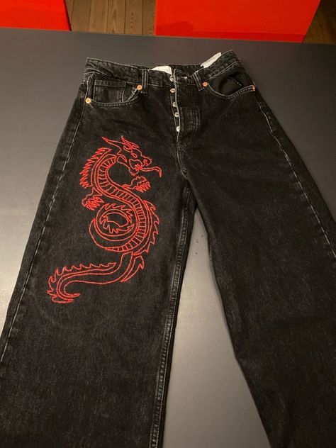 Dragon Jeans Paint, Dragon Embroidery Jeans, Dragon Painting On Jeans, Dragon Clothes, Custom Jeans Diy, Abstract Tattoo Ideas, Denim Diy Clothes, Diy Pants, Abstract Tattoos