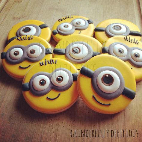 EYES - white dot adds dimension  Cute Minions | Cookie Connection Minion Cookies, Cookies Decoradas, Iced Biscuits, Cookie Connection, Sugar Cookie Designs, Pretty Cookies, Cookies For Kids, Fancy Cookies, Creative Cookies