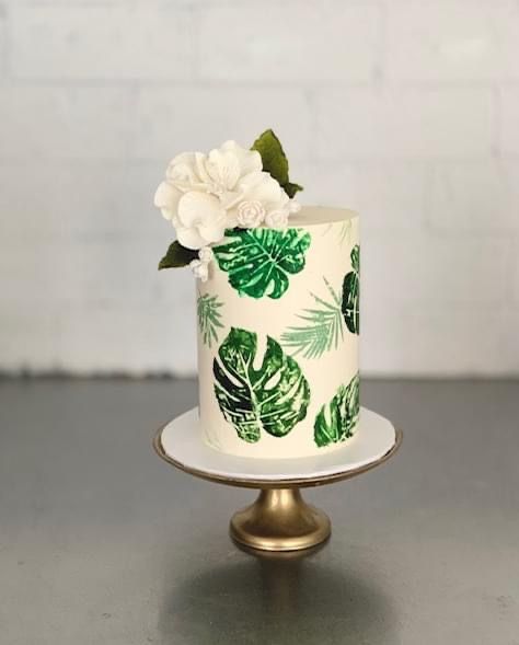 Leaves Cake Design, Leaves Birthday Cake, Monstera Leaf Cake, Tropical Theme Cake, Niki Birthday, 34 Birthday, Tropical Birthday Cake, Fondant Leaves, Green Birthday Cakes