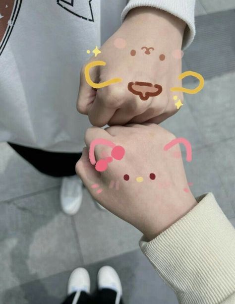 Hand Doodles, Instagram Creative Ideas, 사진 촬영 포즈, Hand Pictures, Friend Poses Photography, Doodle On Photo, Instagram Ideas Post, Stylish Photo Pose, Take A Photo