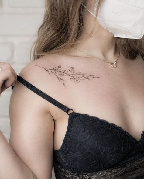 Botanical Collar Bone Tattoo, Shoulder Plant Tattoo, Shoulder Collar Bone Tattoo For Women, Front Shoulder Tattoos For Women, Clavical Tattoos Women, Unique Shoulder Tattoo, Small Crescent Moon Tattoo, Chest Tattoo Flowers, Upper Shoulder Tattoo