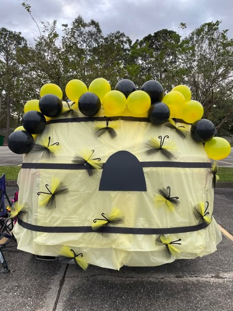 Multi Car Trunk Or Treat Ideas, Honey Trunk Or Treat, Bee Themed Trunk Or Treat Ideas, Beehive Trunk Or Treat Ideas, Honey Bee Trunk Or Treat, East Trunk Or Treat, Trunk Or Treat Bug Theme, Cheap Trunk Or Treat Ideas For Cars, Bee Hive Trunk Or Treat Ideas