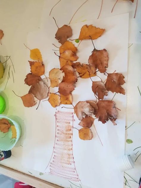 Easy FALL activities for Toddlers. Autumn Leaf Crafts Kids, Activites For Toddlers, Easy Fall Activities, Fall Sensory Activities, October Preschool Themes, Activity Ideas For Toddlers, Leaf Crafts Kids, Fall Leaves Activities, Dry Leaf Art