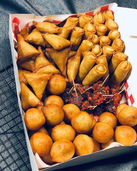 Small chops in Abuja 😍 Content: 20 samosa 20 springrolls 10 beef 20 puff puff #smallchops #abujasmallchops #smallchopsvendor #omohblizconfectionery Small Chops Package In Nigeria, Nigerian Pastries, Puff Pastry Designs, Nigerian Snacks, Birthday Picnics, Small Chops, Wedding Food Bars, Nigeria Food, Baking Aesthetic