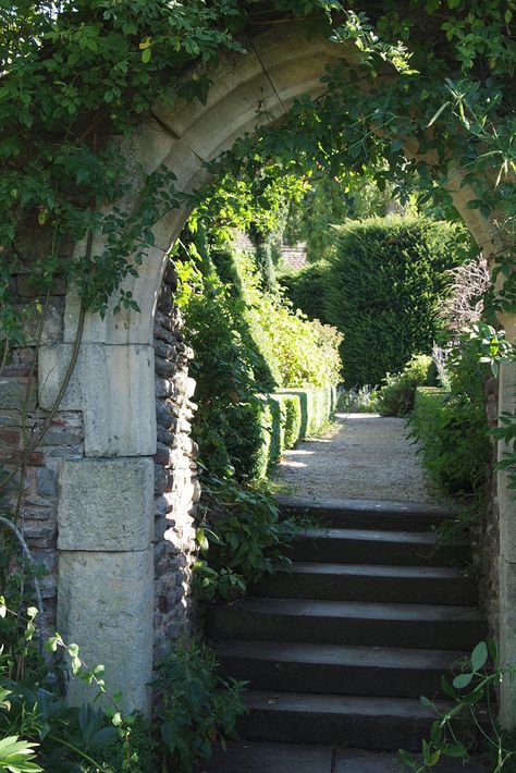 Spring Court, The Secret Garden, A Court Of Mist And Fury, Garden Gates, English Garden, Pretty Places, Garden Paths, Dream Garden, Land Scape