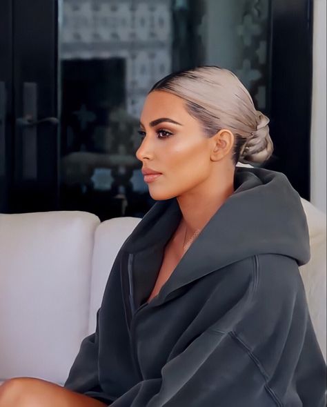 Kim Kardashian Sleek Bun, Jaw Filler, Kim Kardashian Hairstyles, Kim Blonde, Kardashian Makeup, Kardashian Beauty, Kim Kardashian Makeup, Kim Kardashian Hair, Kardashian Hair