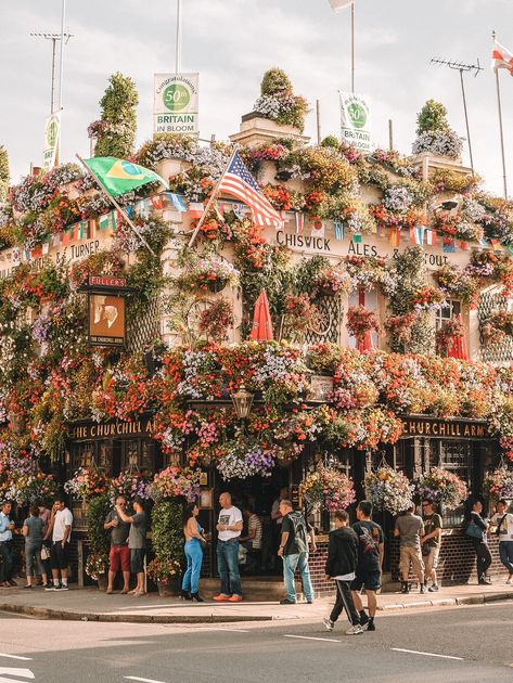 15 Of The Best Areas In London You Have To Visit Glacier Express, Sunday Market, London Trip, London Pubs, London Places, Iconic Buildings, Things To Do In London, Chelsea Flower, Visit London