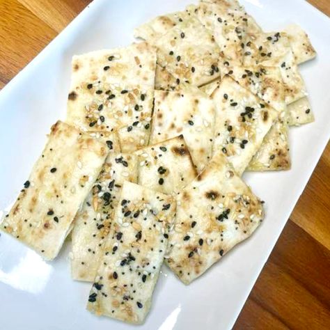 Air-Fryer Lavash Crackers—Looking for a delicious and crispy snack to enjoy with your favorite dips? Look no further than these Air-Fried Lavash Crackers! Lavash Bread Crackers, Lavosh Recipe Ideas, Lavash Crackers Recipe, Lavosh Recipe, Air Fryer Chips, Apple Cranberry Crisp, Crispy Flatbread, Pumpkin Cake Pops, Gastric Bypass Recipes