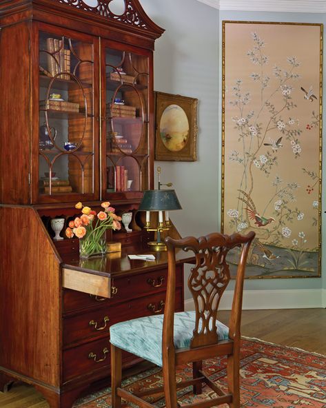 Secretary Decor, Secretary Desk With Bookcase, Vintage Traditional Decor, Mixing Furniture Styles Living Room, Traditional Living Rooms, Casa Country, Southern Lady, Traditional Interior Design, Secretary Desk