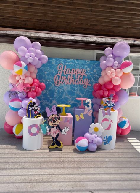 Minnie Summer Birthday, Minnie Mouse Pool Party Decorations, Sister Birthday Themes Party Ideas, Minnie Mouse Birthday Pool Party Ideas, Mini Mouse Pool Party Ideas, Minnie Mouse Pool Party Cake, Minnie Mouse Summer Birthday Party, Minnie Mouse Beach Party, Minnie Mouse Pool Party Ideas