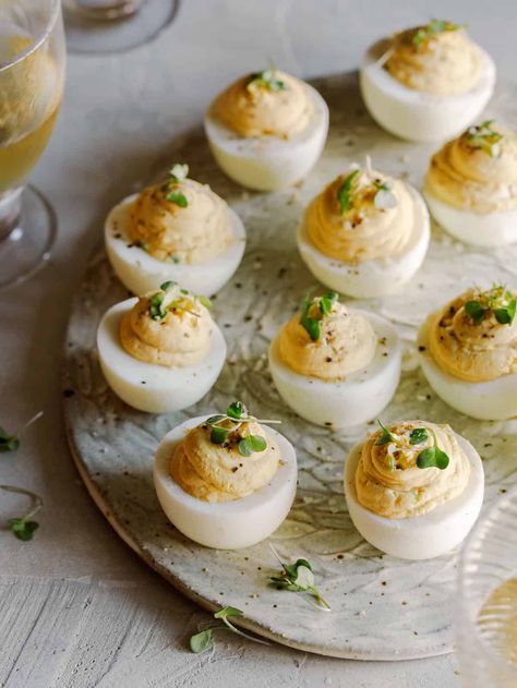 Caramelized Onion and Herb Deviled Eggs Simple Deviled Eggs Recipe, Healthy Deviled Eggs, Devilled Eggs, Spoon Fork Bacon, Deviled Eggs Easy, Best Deviled Eggs, Bacon Deviled Eggs, Deviled Eggs Recipe, Caramelized Onion