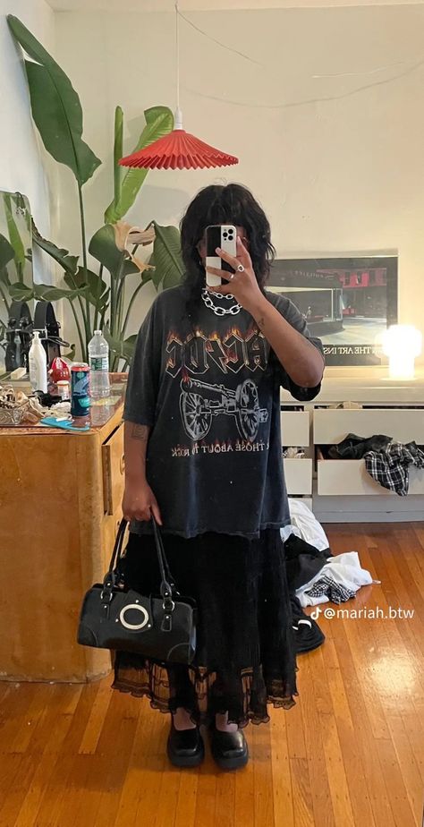 Flowy Skirt Tshirt Outfit, Black Oversized Tshirt Outfit Korean, Oversized Shirt And Long Skirt, Spring Oversized Outfits, Long Black Lace Skirt Outfit Ideas, Oversized Tshirt Skirt Outfit Korean, Long Skirt Outfits With Tshirt, Midi Skirt With Oversized Shirt, T Shirt With Maxi Skirt Outfit