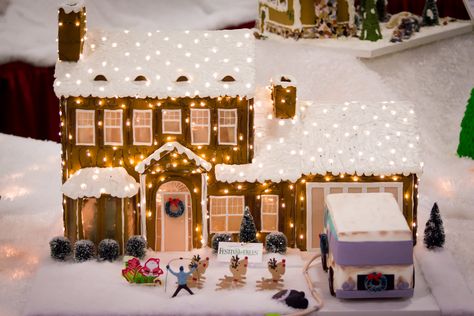 Christmas Vacation Gingerbread House, Themed Gingerbread House, Christmas Vacation House, Gingerbread House Patterns, Christmas Party Costume, Cool Gingerbread Houses, Scene Ideas, Festival Of Trees, Gingerbread House Christmas