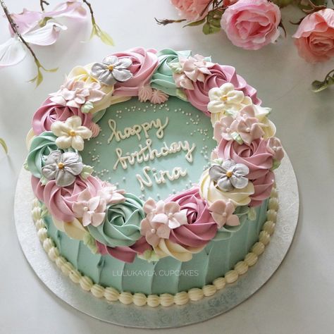 Fun Buttercream Cake Designs, Butter Cream Frosting Cake Design, Butter Cream Flower Cake Design, Birthday Cake With Buttercream Flowers, Butter Cream Design Cake, Floral Frosting Cake, Pretty Buttercream Cakes, Frosting Flower Cake, Flower Cake Ideas Birthday