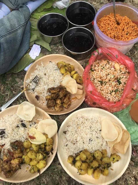 picnic lolx🥹 Desi Picnic, Indian Picnic, Picnic Inspiration, Picnic Lunches, Family Picnic, Picnic Food, Nutrition Recipes, Photography Ideas, Christmas Crafts