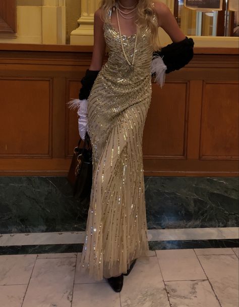 20s Ball Gown, Roaring 20s Dresses Prom, Roaring 20s Prom Dress, Saltburn Outfit Ideas, The Great Gatsby Dresses, Golden Dress Aesthetic, Golden Birthday Dress, Great Gatsby Prom Dress, Vintage Modern Outfits