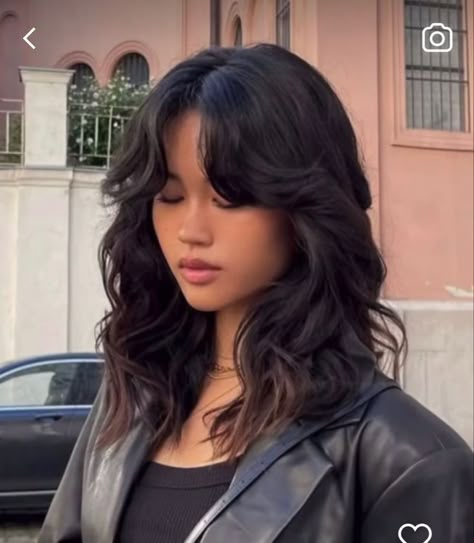 Haircut ideas Aesthetic Haircuts Black Hair, Monica Gelled Hair Styles, Black Hair With Layers And Curtain Bangs, Layered Bangs Medium Hair, Butterfly Haircut 2022 Medium, Short Wavy Hair With Curtain Bangs, Haircut For Thick Wavy Hair, Haircut Thick Wavy Hair, Tiktok Hairstyle