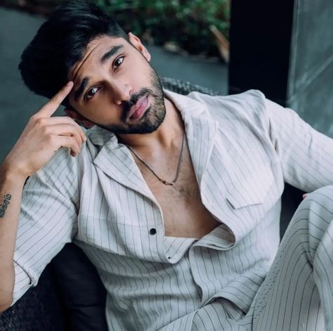 Dhruv Vikram Hairstyle, Aditya Varma, Dhruv Vikram, Movie Pic, Anupama Parameswaran, Most Handsome Actors, Celebrity Stars, Saree Photoshoot, Background Editor