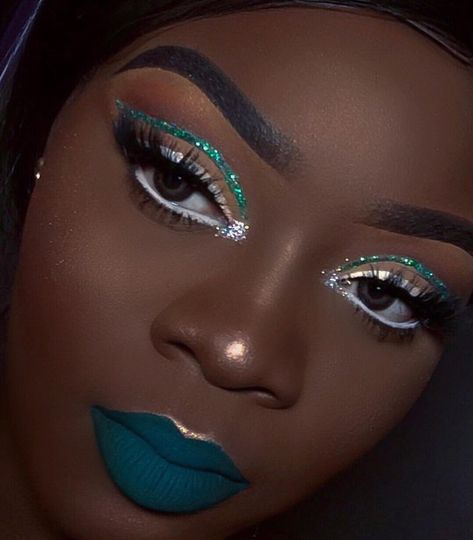 Black Queen Makeup, Prom Details, Teal Makeup, Woc Makeup, Birthday Makeup Looks, 58th Birthday, Glitter Makeup Looks, Faux Locks, Green Lipstick