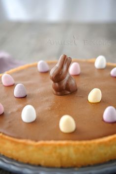 Tarte à la mousse au chocolat http://www.750g.com/recettes_cuisine_de_paques.htm #paques #750g #easter Chocolate Pie With Pudding, Dessert Original, Cake Mix Recipes, Easter Chocolate, Holiday Cakes, Easter Cakes, Donut Recipes, Chocolate Pudding, Food Cakes