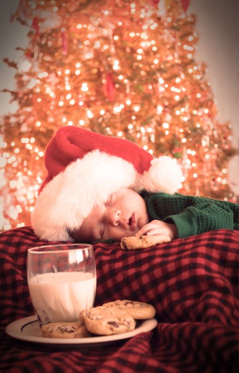 Holiday Baby Pictures, Newborn Christmas Pictures, Christmas Photoshoot Ideas, Baby Christmas Photography, Newborn Christmas Photos, Christmas Baby Pictures, Christmas Family Photoshoot, Baby Milestones Pictures, Baby Christmas Photos