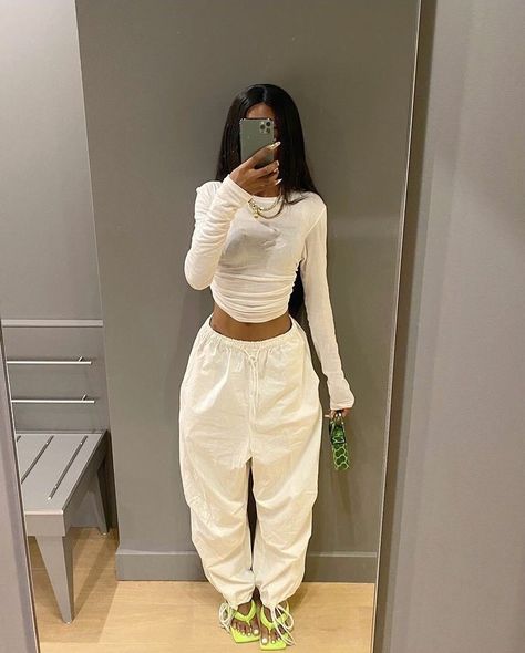 Black girl wearing white long sleeved top | white cuffed joggers | lime green heels | green mini bag | #fashion #fashionstyle #outfits #outfitoftheday #style #inspiration #streetstyle White Sweatpants Outfit, Houseparty Outfits, Stile Hijab, White Sweatpants, Mode Zara, Sweatpants Outfit, Neue Outfits, Streetwear Fashion Women