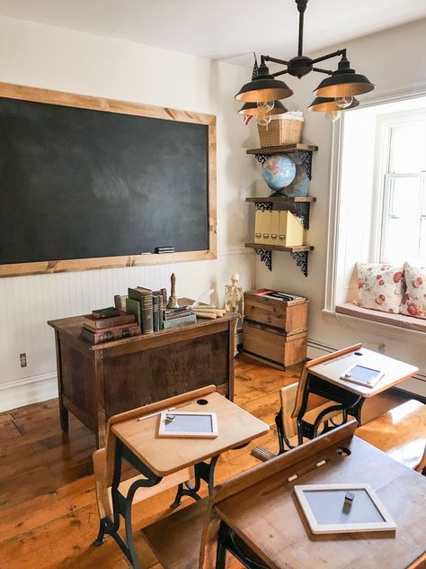 Modern Homeschool Room, Vintage School Decor, Old School Room, Vintage Classroom Decor, Homeschool Room Ideas, Retro Classroom Decor, Homeschool Room Decor, Homeschool Room Design, Retro Classroom