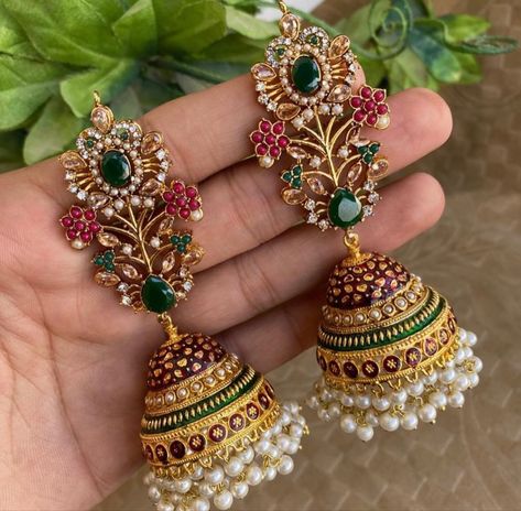 Temple Jewellery Earrings, Bridal Jewellery Earrings, Indian Wedding Jewelry Sets, Gold Jhumka Earrings, Antique Necklaces Design, New Gold Jewellery Designs, Gold Earrings Models, Pearl Jewelry Design, Antique Jewellery Designs