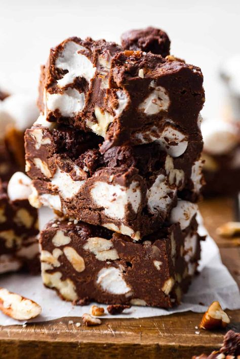 These decadent rocky road bars are the best no-bake treat that you can whip up in no time when that sweet tooth hits. Fudgy chocolate, soft marshmallows, and chewy pecans combine to make the most amazing dessert. Mountain Bars No Bake, Rocky Road Candy Easy, Needhams Recipe Maine, Rocky Road Bars Marshmallows, Rocky Road Desserts, Rocky Road Squares, Rocky Road Candy Recipe, Best Rocky Road Recipe, Rocky Road Brownies Recipe