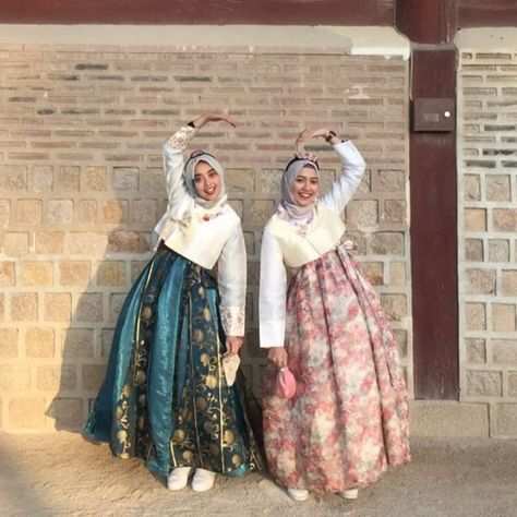 Kebaya Hanbok, Jumpsuit Hijab, Sister Goals, Korea Hanbok, Korea Dress, Dress Pesta, Korean Traditional Dress, Kebaya Dress