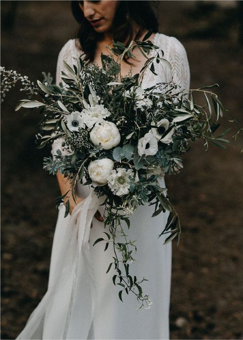 Rustic White And Green Bridal Bouquet, Dark Green Bouquet, White And Green Bridal Bouquet, Wedding With Greenery, Winter Bridal Bouquets, Bouquet Champetre, Dark Green Wedding, Green Wedding Bouquet, Green Wedding Flowers