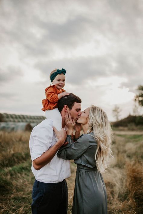 Family Photos Hiking, Family Poses 3 People, 3 People Family Photos Posing Ideas, Diy Outdoor Family Photos, Fall Photoshoot Outfits Family Of 3, Fall Family Photos One Child, Family Photos With Toddler Boy, Family Of 3 Posing Ideas, Family Of Three Photoshoot Poses