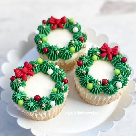 Nibbles Ideas, Wreath Cupcakes, Christmas Nibbles, Cupcake Wreath, Christmas Cupcakes Decoration, Christmas Holiday Cake, Winter Cake, Cupcake Designs, Cupcake Decorating