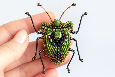 Insect Jewelry Diy, Seed Bead Brooch, Shield Bug, Shield Bugs, Green Shield, Seed Bead Art, Hand Embroidered Jewelry, Moon Accessories, Bead Brooch