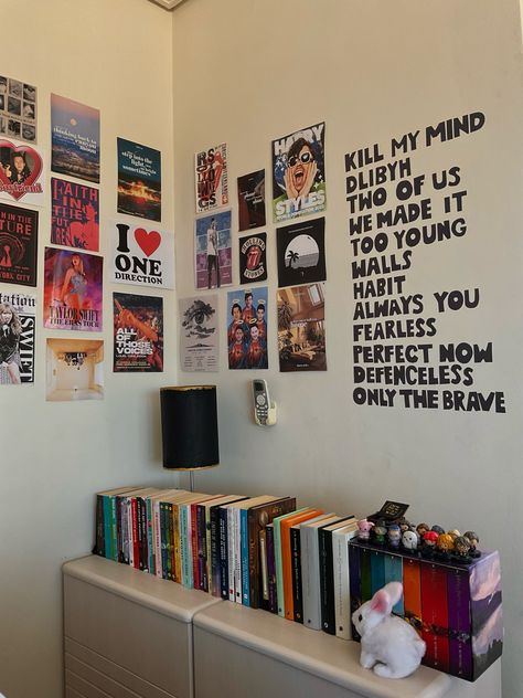 One Direction Bedroom Ideas, Fangirl Bedroom Ideas, One Direction Room Aesthetic, One Direction Bedroom, Fangirl Room, One Direction Room, Hostel Room, Photo Room, Bedroom Deco