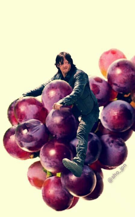 DARYL DIXON AND THE GIANT GRAPES! Cursed Twd Pics, Twd Cursed, Rick And Michonne, Twd Memes, Walking Dead Funny, Tom Ellis, Fear The Walking Dead, Daryl Dixon, Norman Reedus