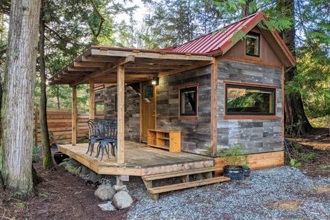 Tiny House Cabin Small Cottages, Rustic Tiny House, Wooden Cabin, Tiny Houses For Rent, Cabin Tiny House, Salt Spring Island, Tiny Cabins, Modern Tiny House, Tiny Cabin