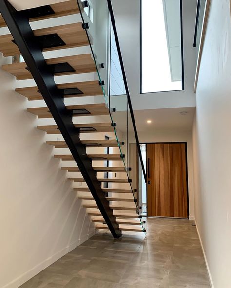 Stair Case Wall Design, Glass Staircase Design, Timber Stair, Timber Staircase, Scandinavian Diy, Staircase Design Modern, House Staircase, Escalier Design, Stairs Architecture