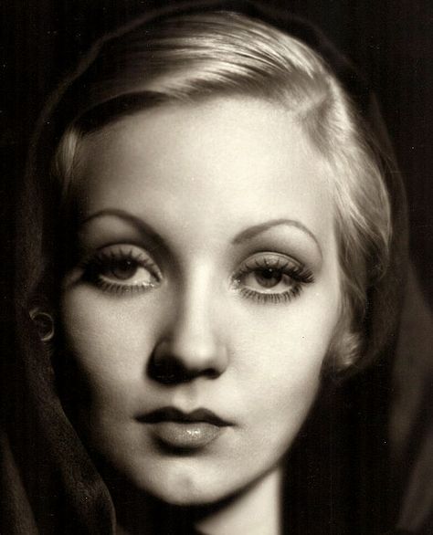 1930s Fashion and Beauty – #Makeup Tips for Eyes and Lips Actress Ann Sothern with some 1930s beauty tricks for your eyes and lips - Try these tricks, then decide how you want to wear your eyebrows and lip rouge this season. Experiment before plucking your brows; pencil on different shapes as the lovely Ann Sothern has. When you decide which fits your face best, pluck your brows. Experiment with your lips by applying lip rouge to discover the best shape. 1930s Beauty, Ann Sothern, Diana Dors, 1930s Fashion, Beauty Makeup Tips, Beauty Stuff, Golden Age Of Hollywood, Vintage Glamour, Vintage Hollywood