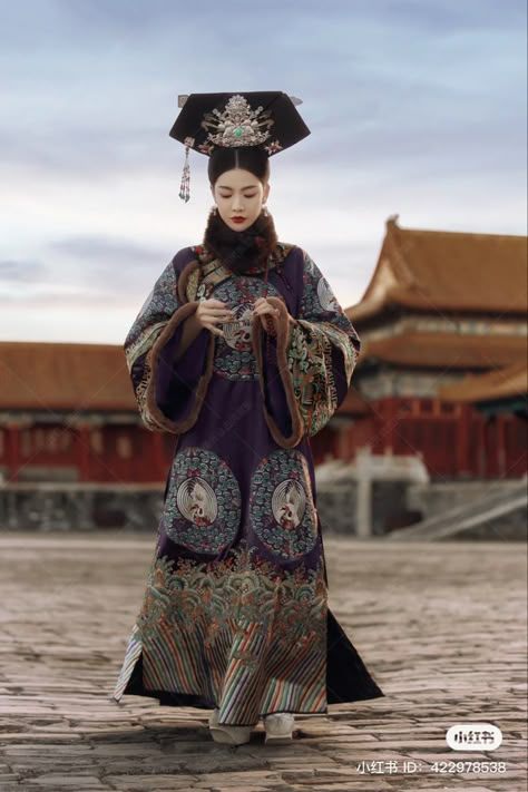 Chinese Historical Fashion, Drama Clothes, Qing Dynasty Fashion, Qing Dynasty Clothing, Chinese Fancy Dress, Wicked Costumes, Chinese Hair Accessories, Chinese Traditional Clothing, Monochrome Fashion