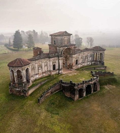 Ancient Archeology, Deserted Places, Fantasy Buildings, Aerospace Design, Desert Places, Historical Homes, Abandoned Mansion, Old Abandoned Houses, Forgotten Places