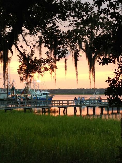 Charleston Summer, Outdoor Bars, Hilton Head Island South Carolina, College Of Charleston, Charleston Travel, Hilton Head Island Sc, Boat House, Coastal Life, Carolina Beach