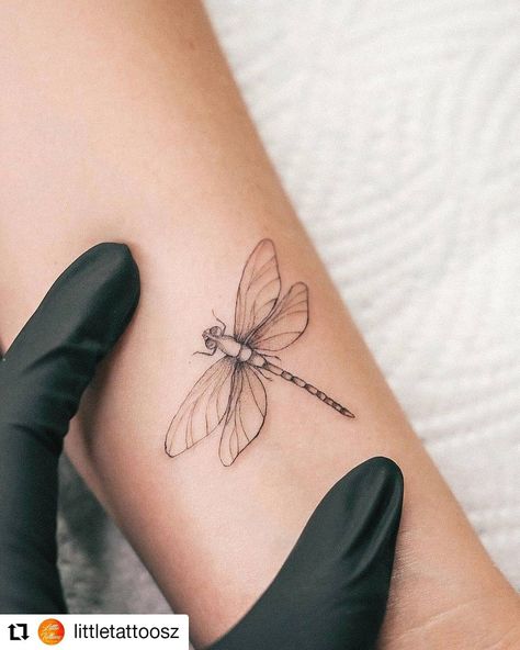 Womens Dragonfly Tattoo, Dragonfly Tattoos For Women, Dragonfly Tattoo Ideas, Small Dragonfly Tattoo, Flying Tattoo, Dragonfly Tattoo Design, Insect Tattoo, Elbow Tattoos, Geniale Tattoos