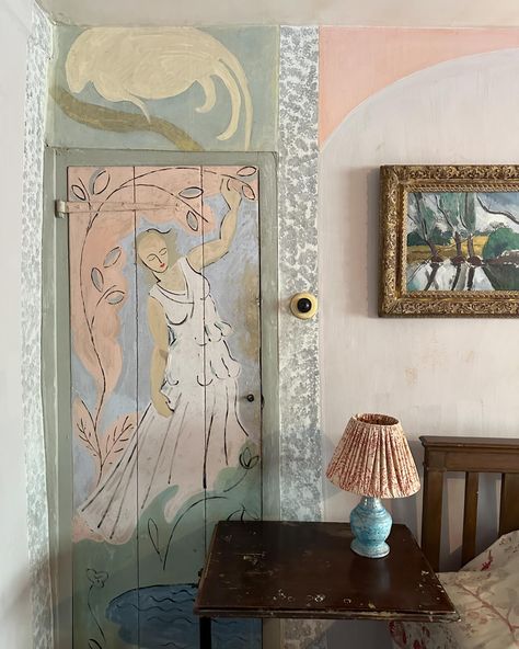 The tiniest snippet of the pictures I took at the incredible @charlestontrust. The most inspiring home I have ever had the pleasure of visiting. Every surface decorated and hand painted, every nook, cranny and angle was a moment. A lesson in letting creativity lead the way, the rooms were authentic, layered with art, textiles and just general life. The home of Vanessa Bell and Duncan Grant, restored and will inspire for years to come. #interiordesign #charlestontrust #handpaintedwalls #hand... Wallpapered Bathroom, Charleston Homes, Apartment Bedroom, Homewares Shop, Cheap Home Decor, My New Room, House Inspo, Dream Room, Room Inspo