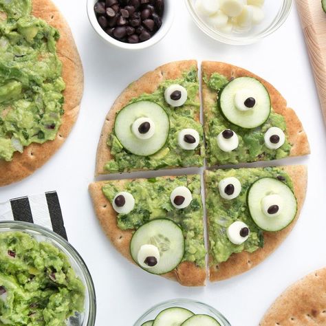 This no-bake pizza is so easy to make, and it's even more fun to eat! Kids will love the spooky monster eyes made from cucumbers, cheese and beans for this cute Halloween snack. Vegitaren Halloween Food, Halloween Avocado Toast, Halloween Healthy Recipes, Halloween Healthy Treats, Halloween Snacks Healthy, Appitizer Ideas, Spooky Meals, Spooky Brunch, Halloween Mad