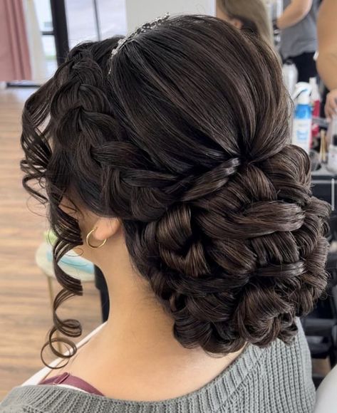 Quincera Hair, Quinceanera Hairstyles Shorthair, Quince Hairstyles Bun, Crown Quince, Hairstyles Juda, Quincera Hairstyles, Bridesmaid Hair Inspo, Balayage Hair Ash, Hairstyles With Crown