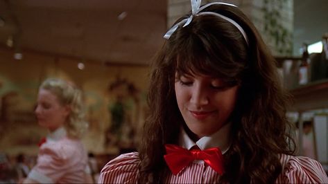 Phoebe Cates Kline as Linda in "Fast Times at Ridgemont High" (1982) Phoebe Cates Fast Times, Horror Western, Fast Times At Ridgemont High, Phoebe Cates, Kawaii Hair, Back To The 80's, Kawaii Hairstyles, Fast Times, Classic Horror