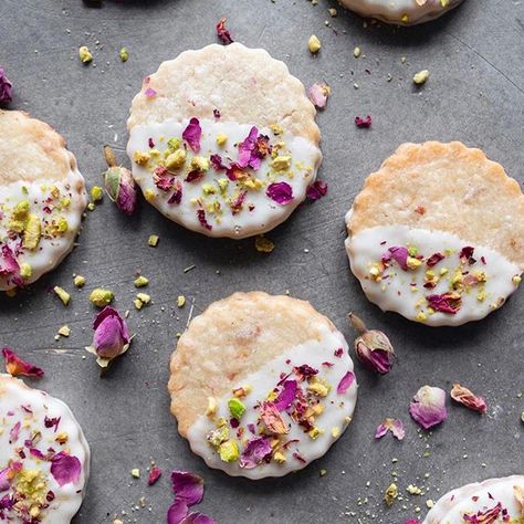 Rose Water For Cooking, Best Shortbread Cookies, Edible Flowers Recipes, Resepi Biskut, Pistachio Cookies, Buttery Shortbread Cookies, Holiday Cookie Exchange, Shortbread Cookie Recipe, Cookie Flavors