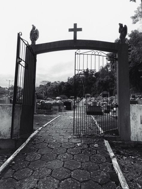 Graveyard Entrance, Cemetery Entrance, Gothic Cemetery, Dark Industrial, Cemetery Gates, Halloween Cemetery, Old Cemeteries, Different Perspectives, Graveyard